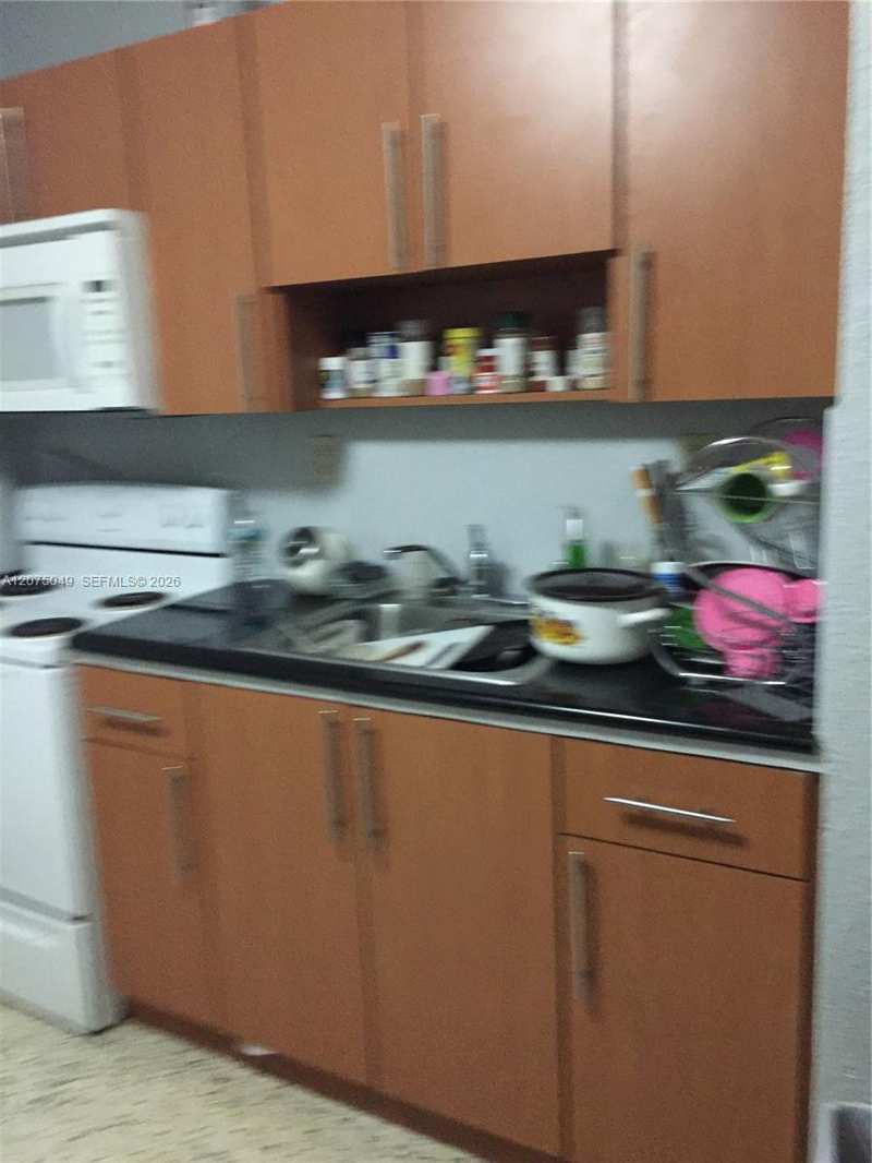 1800 NW 19 ST # 11, Miami FL 33125