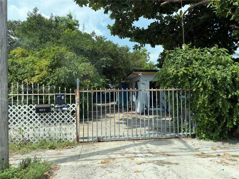 1851 NW 34th St, Miami FL 33142