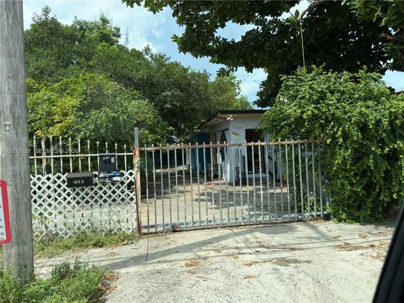 1851 NW 34th St, Miami FL 33142