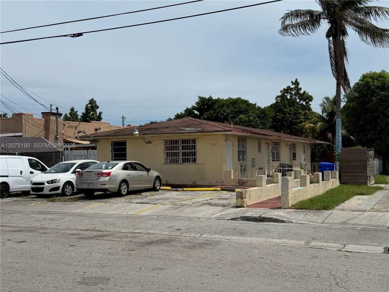 2124 NW 27th St, Miami FL 33142