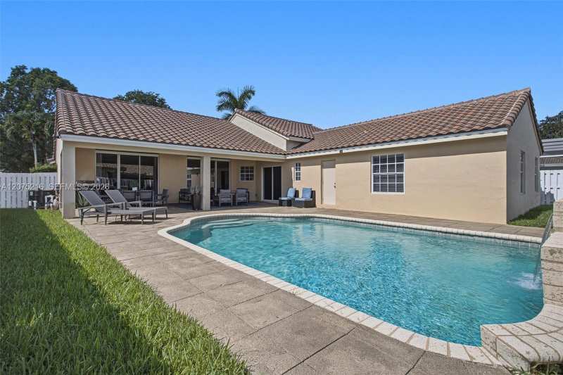 609 Verona Pl, Weston FL 33326