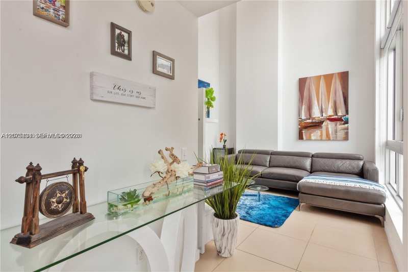300 S Biscayne Blvd # 432, Miami FL 33131