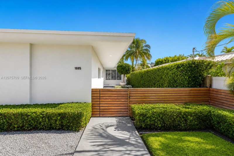 1885 Daytonia Rd, Miami Beach FL 33141