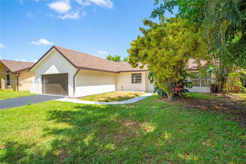 7389 NW 48th Pl, Lauderhill FL 33319