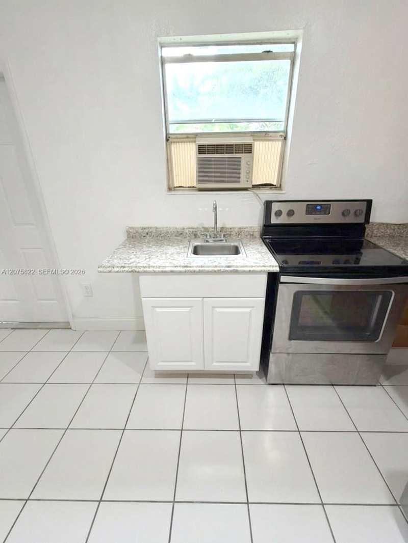 601 NE 180th St # B, Miami FL 33162