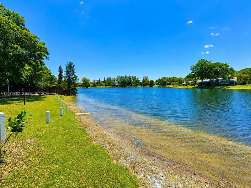 3730 Inverrary Dr # 3B, Lauderhill FL 33319