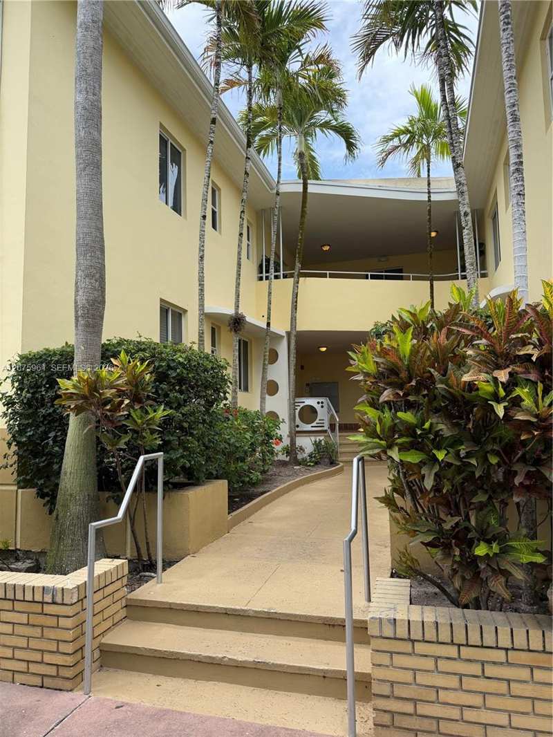 2880 Pine Tree Dr # 3, Miami Beach FL 33140