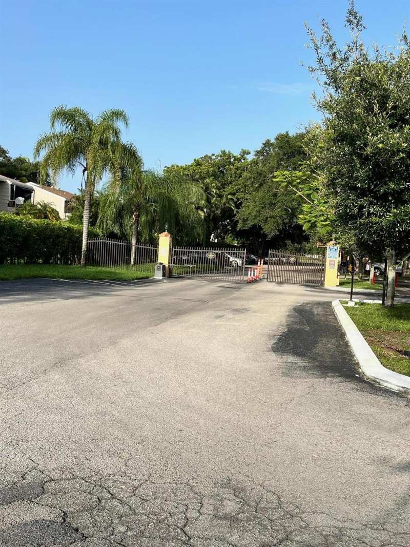 450 Commodore Drive # 106, Plantation FL 33325