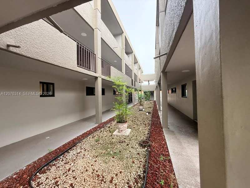 5 Olive Dr # 13, Hialeah FL 33010