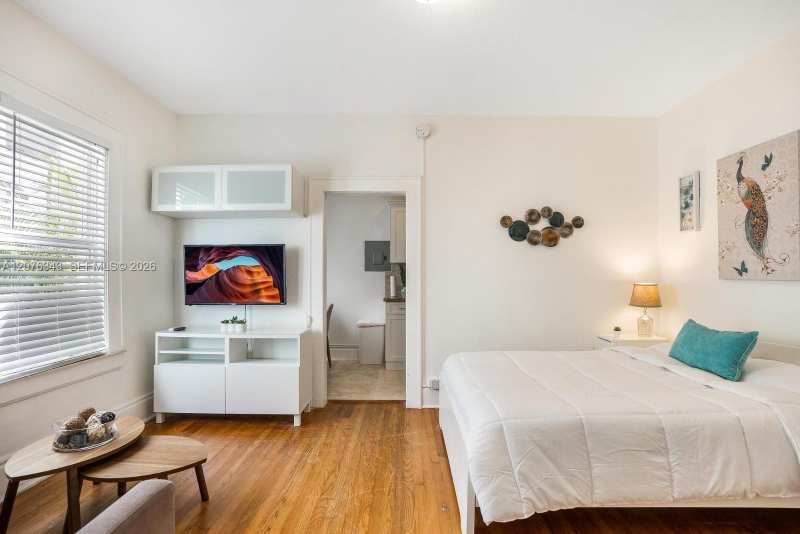 124 Mendoza Ave # 4, Coral Gables FL 33134