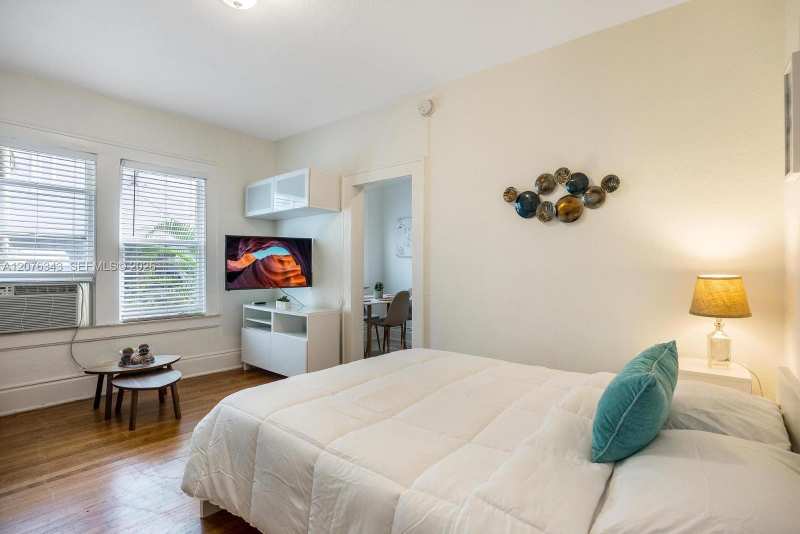124 Mendoza Ave # 4, Coral Gables FL 33134