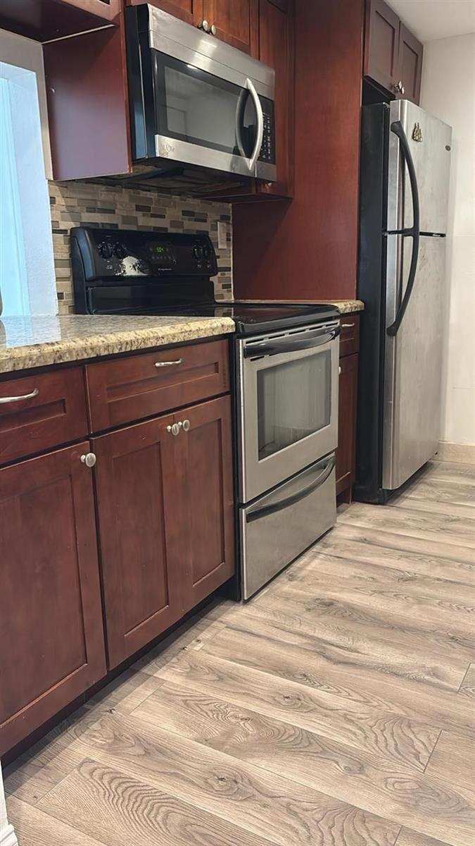 220 LAKEVIEW Drive # 103, Weston FL 33326