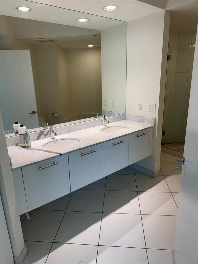 500 Brickell Ave # 3210, Miami FL 33131