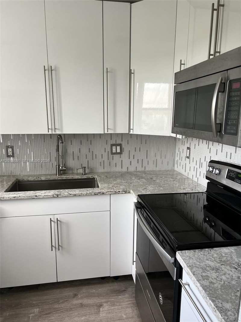 941 Crystal Lake Dr # 305, Deerfield Beach FL 33064