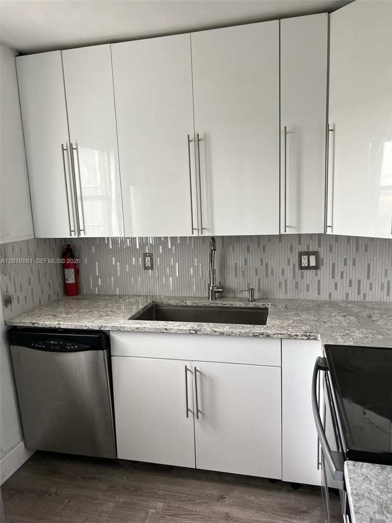 941 Crystal Lake Dr # 305, Deerfield Beach FL 33064