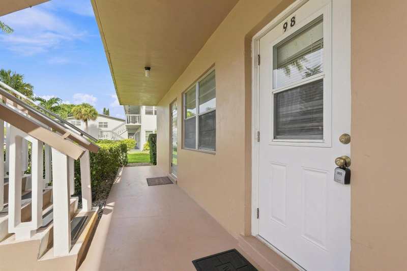 98 Norwich E, West Palm Beach FL 33417