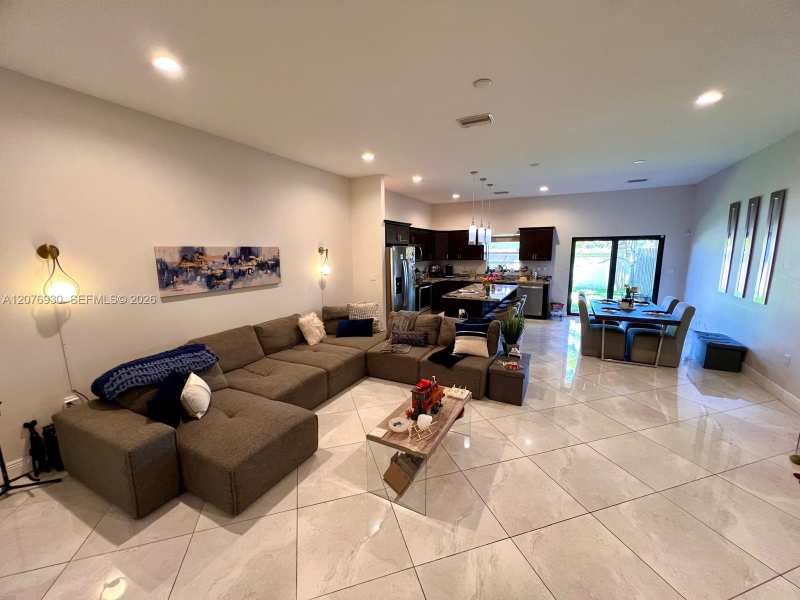 9271 NW 16th St, Pembroke Pines FL 33027