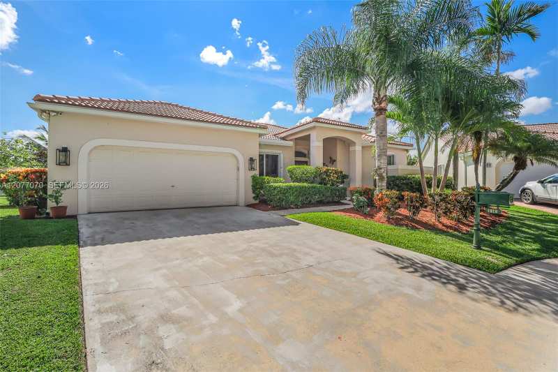 1928 Water Ridge Dr, Weston FL 33326