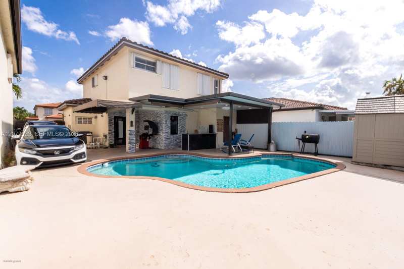 8126 NW 199th Ter, Hialeah FL 33015
