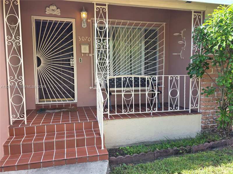 3070 NW 6th St, Miami FL 33125