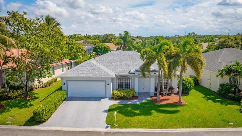 1422 Fairway Circle, FL 33413