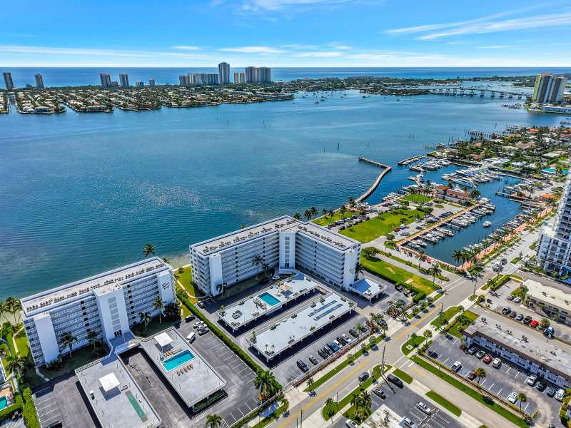 301 LAKE SHORE Drive # 302, Lake Park FL 33403