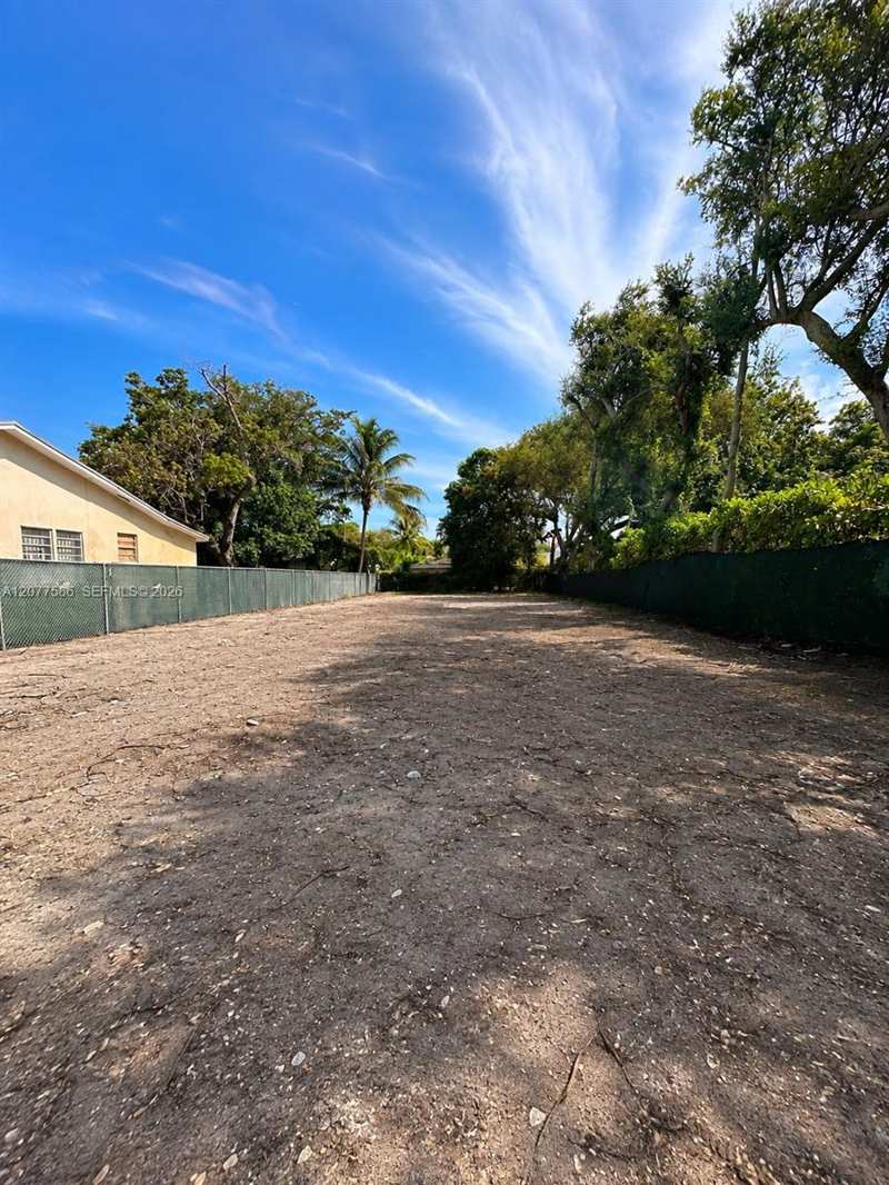 250 NW 51st St, Miami FL 33127