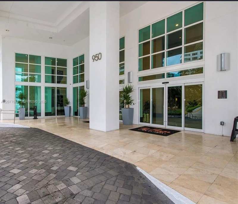 950 Brickell Bay Dr # 902, Miami FL 33131