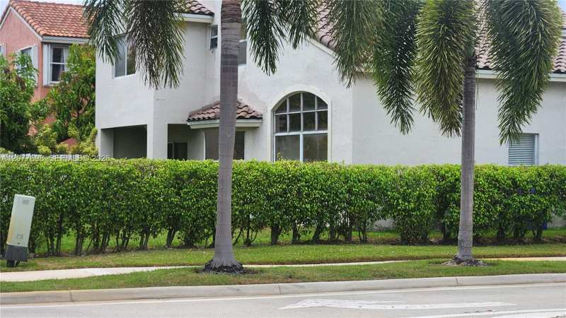 1055 NW 187th Ave, Pembroke Pines FL 33029