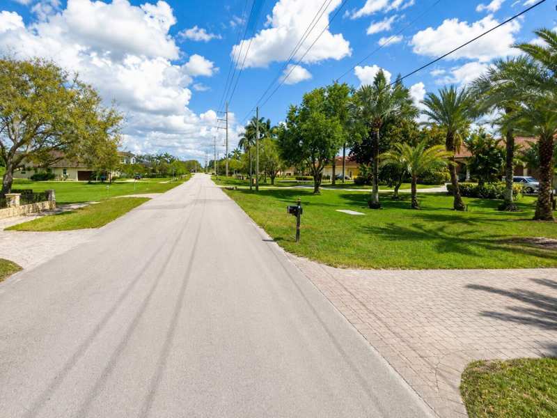 12465 SW 20th Street, Davie FL 33325