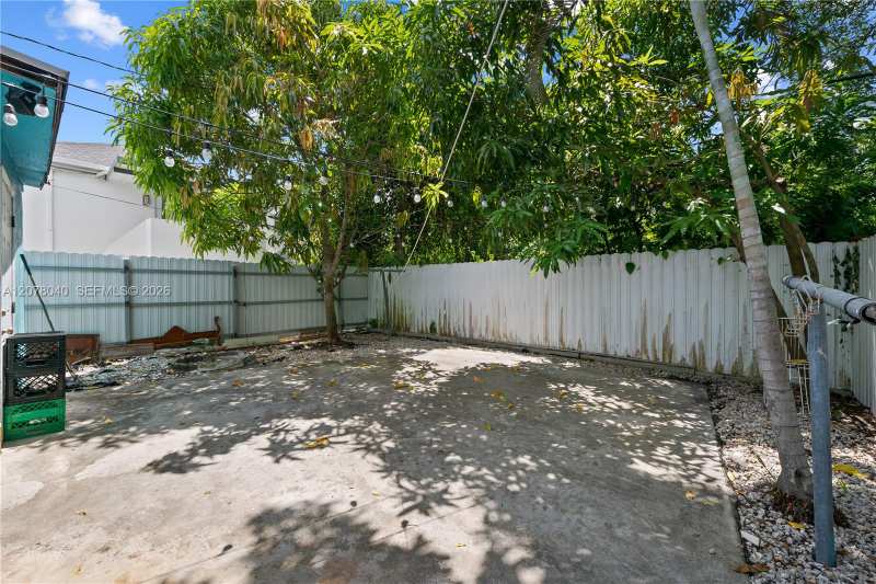 390 NE 166th St, North Miami FL 33162