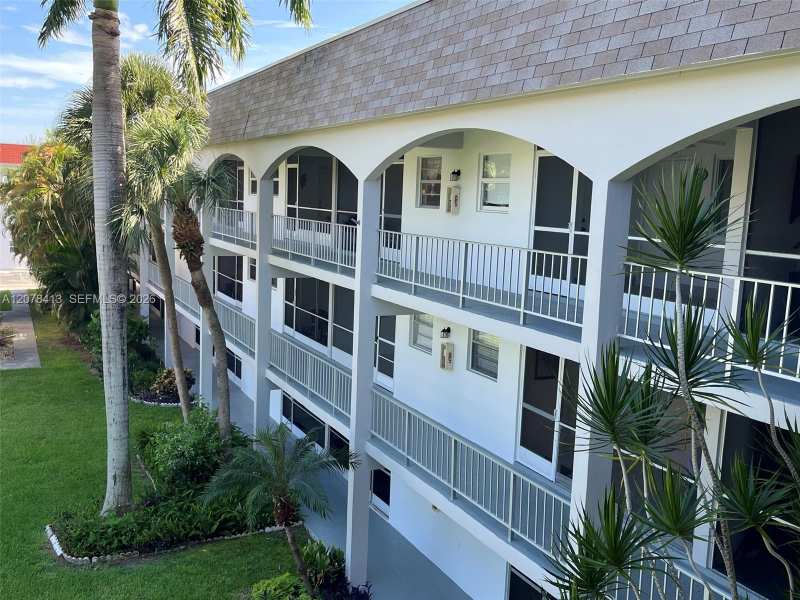 581 Blue Heron Dr # B, Hallandale Beach FL 33009