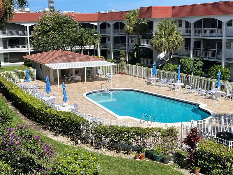 581 Blue Heron Dr # B, Hallandale Beach FL 33009