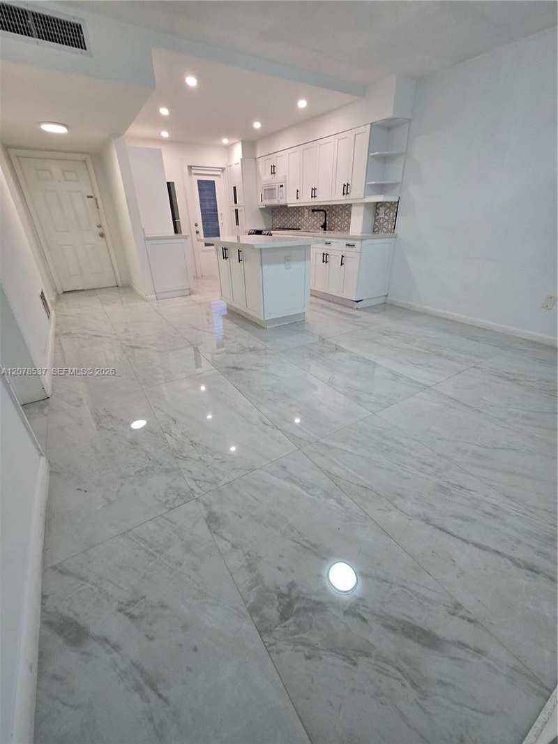 1550 NE 191st St # B, Miami FL 33179