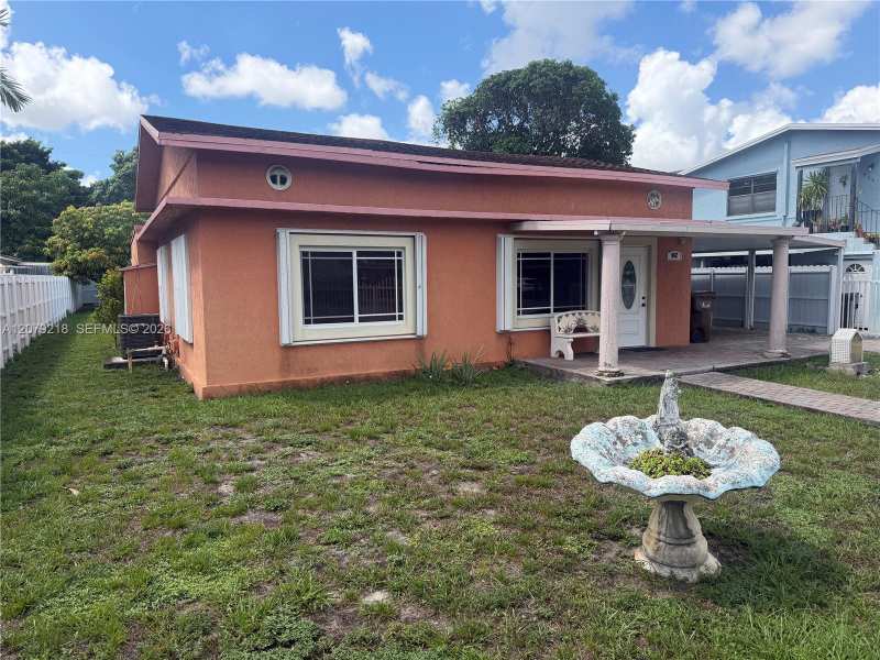 962 E 19th St, Hialeah FL 33013