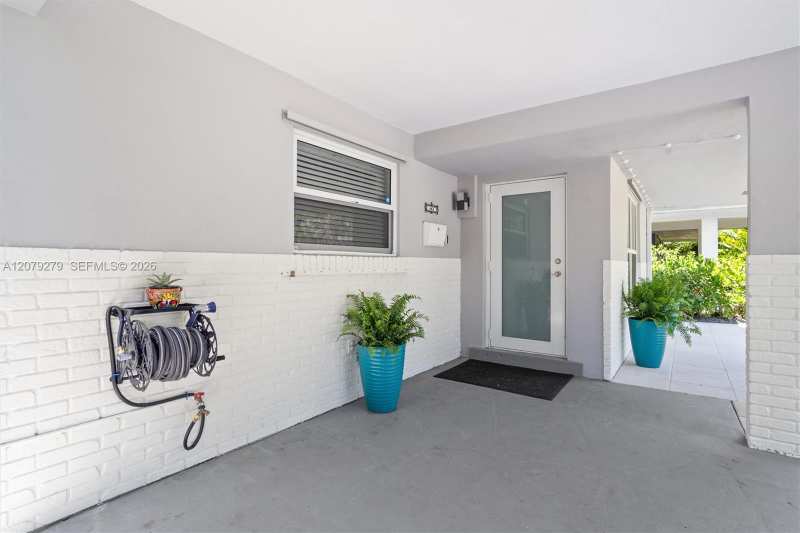 684 NE 35th St, Oakland Park FL 33334