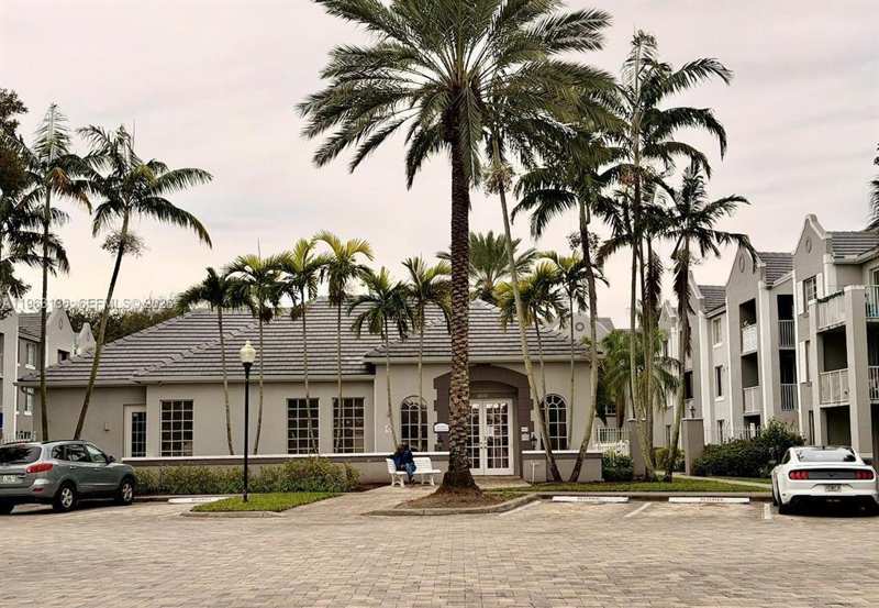 520 SW 111TH Avenue # 301, Pembroke Pines FL 33025