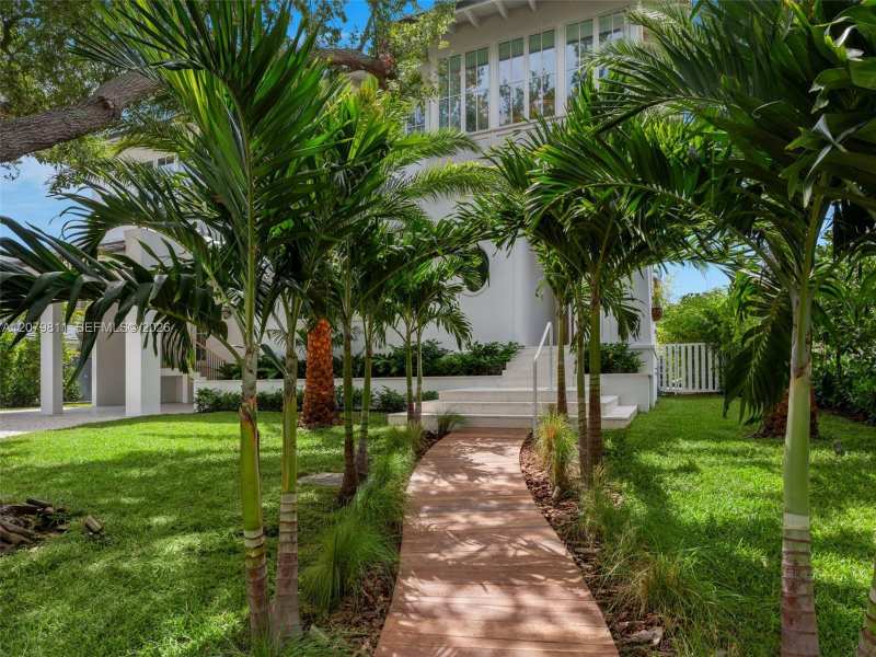 544 Warren Ln, Key Biscayne FL 33149