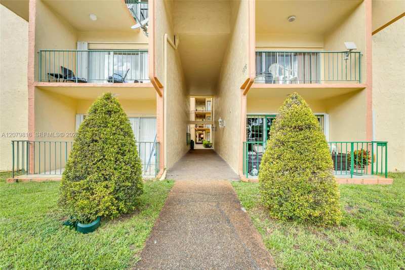 1975 W 44th Pl # A302, Hialeah FL 33012