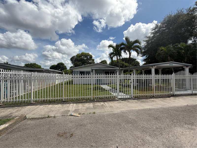 2998 NW 94th St # 2998, Miami FL 33147