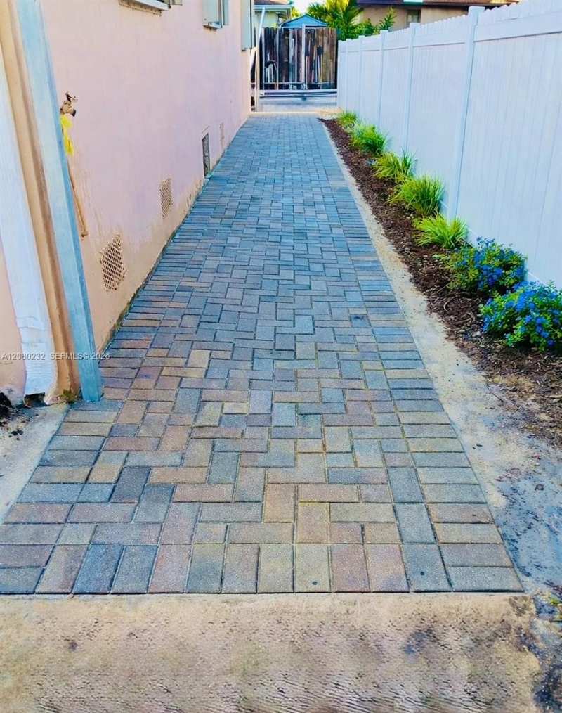 255 W 64th St, Hialeah FL 33012