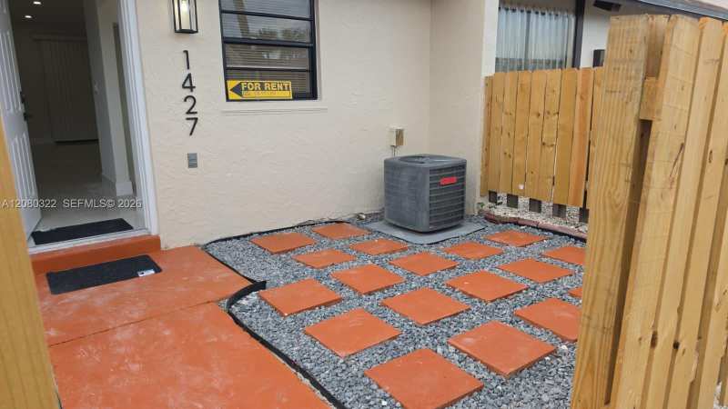 1427 Towhee St, Homestead FL 33035
