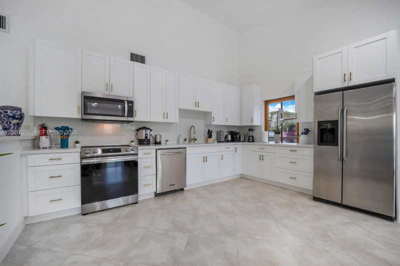 2286 NE 215th St, Miami FL 33180