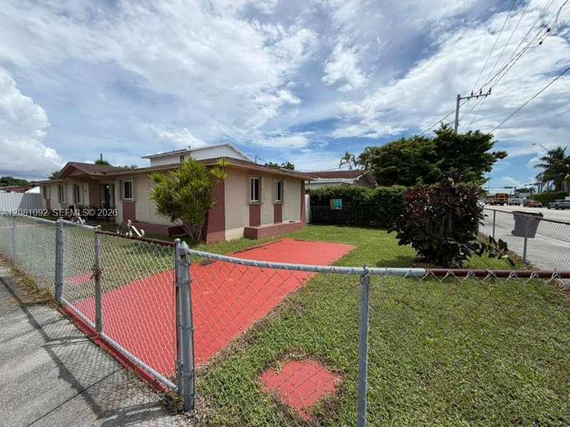 400 E 57th St, Hialeah FL 33013