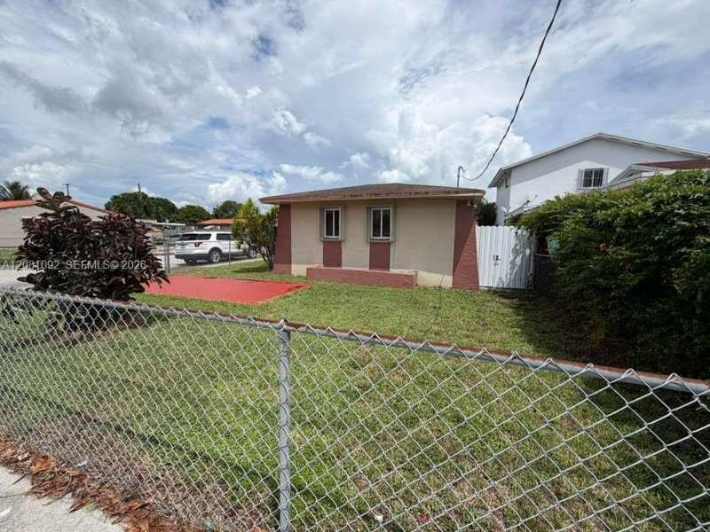 400 E 57th St, Hialeah FL 33013