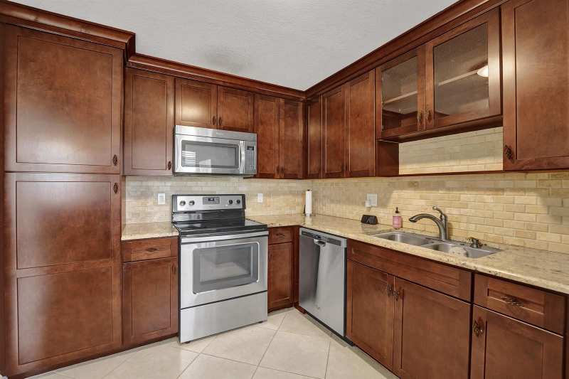 303 Lakeview Drive # 102, Weston FL 33326