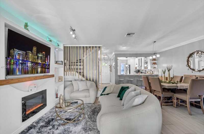 789 Crystal Lake Dr, Deerfield Beach FL 33064