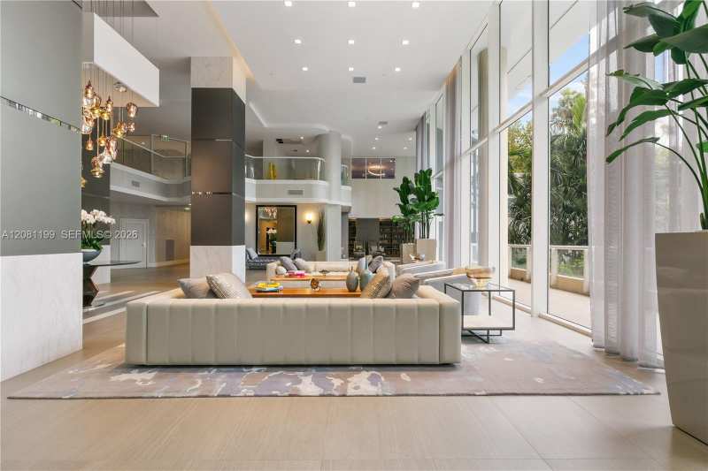 21150 Point PL # 2902, Aventura FL 33180