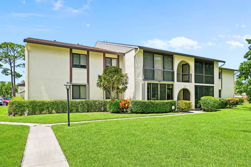 314 Knotty Pine Circle # 1, FL 33463