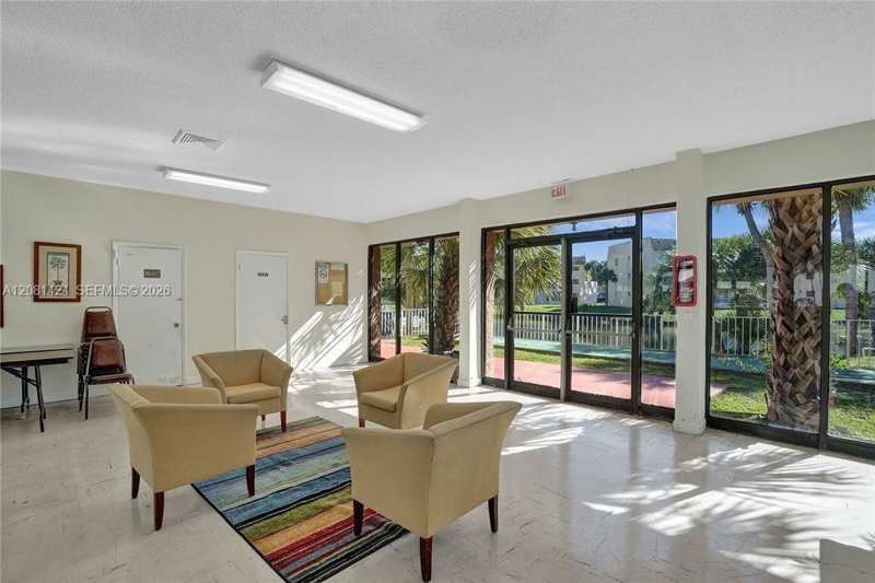 8325 Sunrise Lakes Blvd # 212, Sunrise FL 33322
